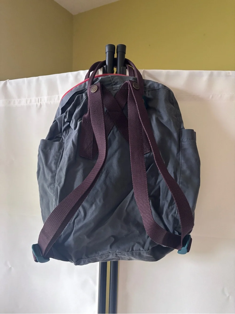 Fjallraven Kanken Men's Slate Gray Backpack with Red Trim